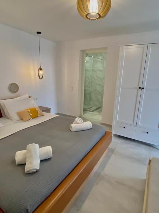 Victoria's Dream, In Paros Náoussa