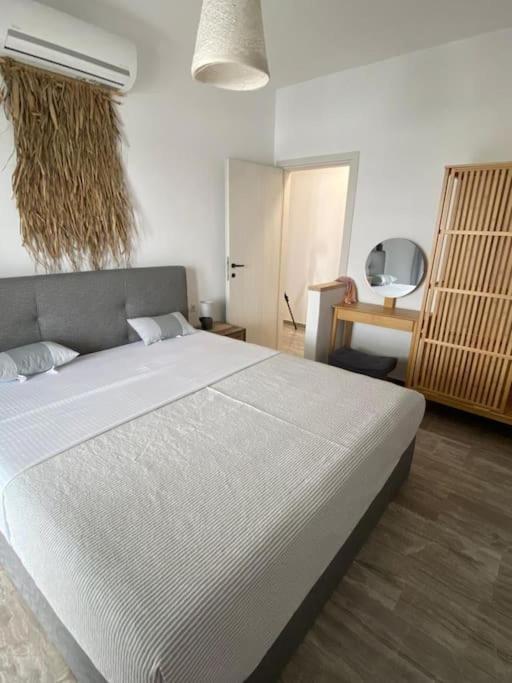 Victoria's Dream, In Paros Naoussa