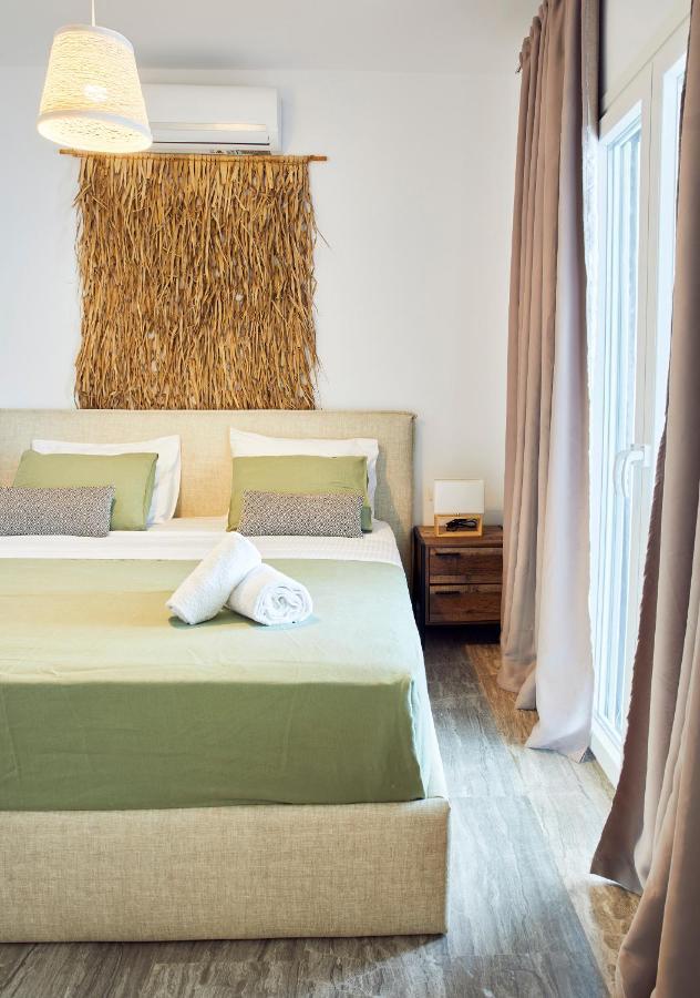 Victoria's Dream, In Paros Naoussa